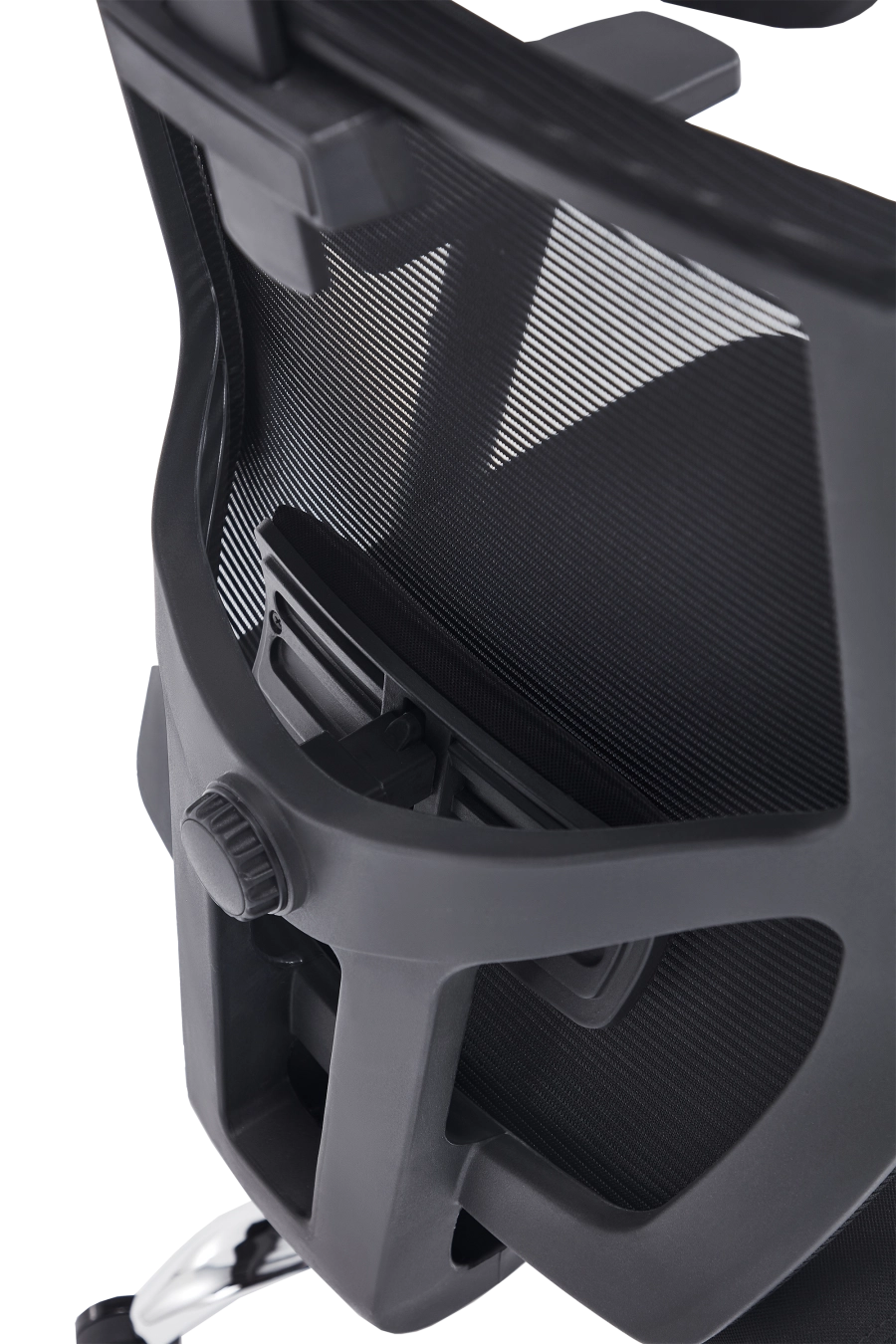 Sevilla: Dacă îți place controlul total, CUSTÓ Sevilla dispune de suport lombar reglabil, tetieră 2D și cotiere reglabile pe înălțime, toate setabile independent. Spătarul din plasă acrilică respiră, iar șezutul menține densitatea optimă pentru susținere uniformă. Baza rotativă și roțile din poliuretan rulează silențios, fără a zgâria podeaua. Scheletul solid promite durabilitate, iar culoarea neagră aduce eleganță discretă. Perfect pentru profesioniștii care schimbă frecvent postura între tastare, brainstorming și relaxare.