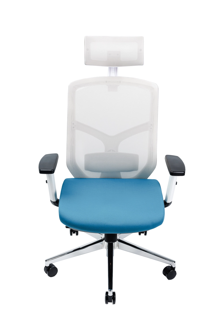 Nitra: CUSTÓ Nitra îți oferă reglaje complete: suport lombar 2D, tetieră 2D și șezut glisant pentru ajustarea adâncimii. Spătarul din plasă acrilică respiră, iar șezutul textil albastru  cu memorie distribuie uniform presiunea. Brațele reglabile pe înălțime mențin antebrațele într-un unghi corect la tastatură. Baza rotativă cu roți din poliuretan protejează podeaua și asigură mobilitate fără zgomot. Designul bicolor adaugă personalitate unui open-space modern, menținând în același timp standarde ergonomice ridicate.