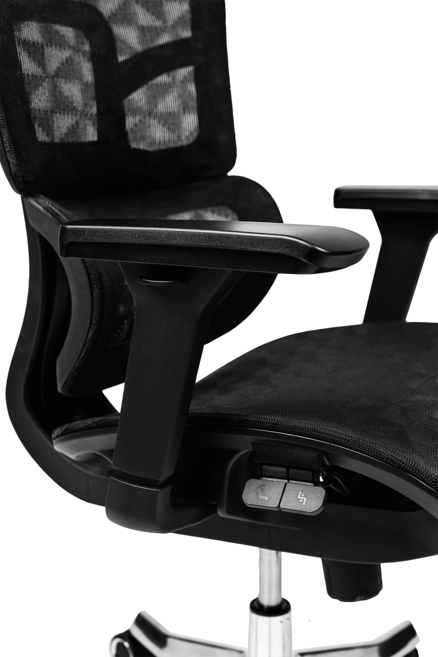 Porto: Conceput pentru reglaje la îndemână, CUSTÓ Porto combină șezutul și spătarul din plasă elastomerică ce mențin un microclimat plăcut chiar și în zilele toride. Tetiera 3D se adaptează înălțimii și unghiului capului, iar cotierele 3D permit setarea pe înălțime, adâncime și rotație. Baza rotativă ușoară și roțile din poliuretan rulează silențios, protejând pardoseala. O alegere ideală pentru birouri executive care cer funcționalitate maximă într-un look sobru.