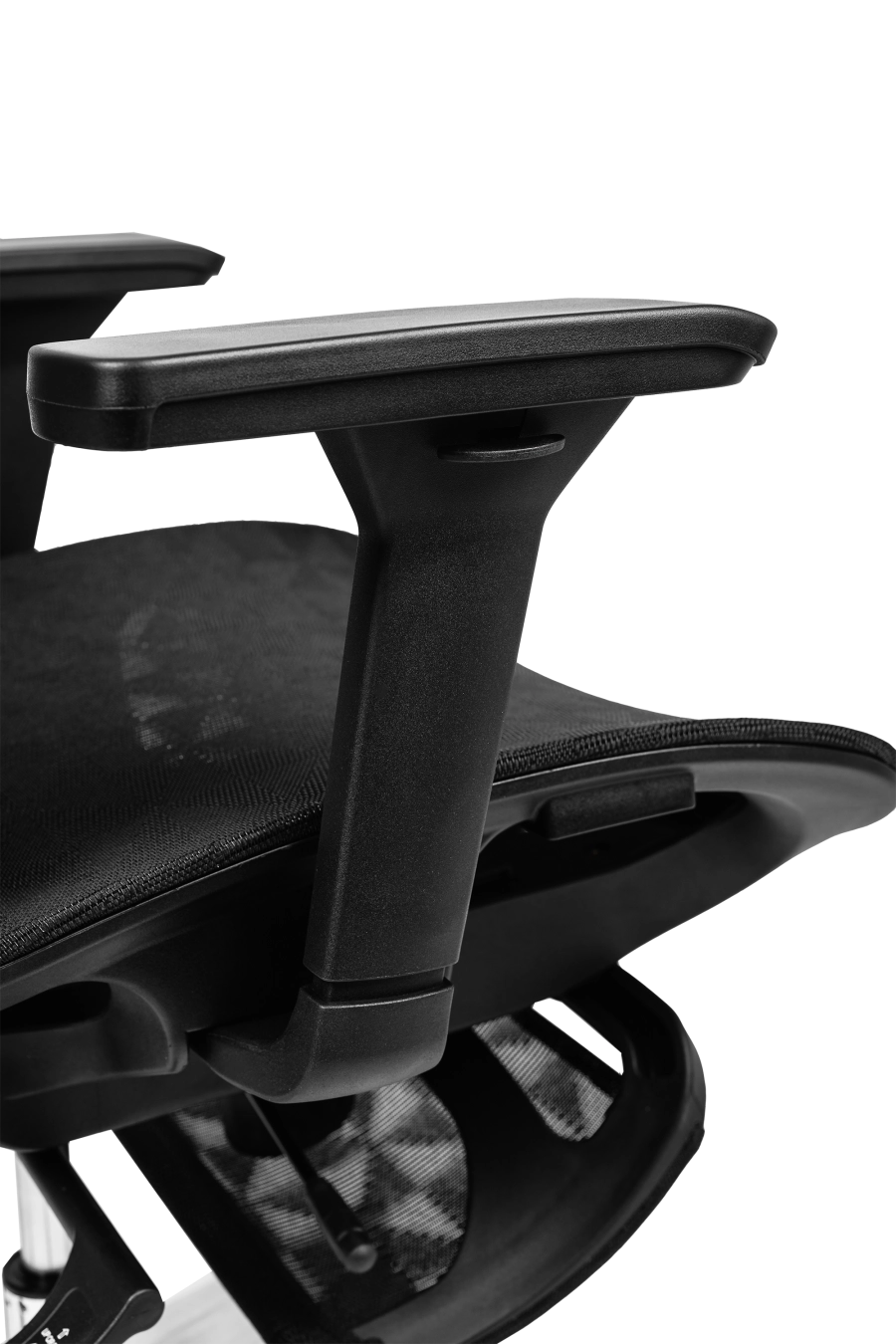 Napoli: CUSTÓ Napoli aduce confort complet cu plasă elastomerică atât pe șezut, cât și pe spătar, eliminând punctele de presiune și menținând fluxul de aer. Suportul lombar reglabil și tetiera 3D susțin poziția corectă, iar cotierele 3D se adaptează fiecărui task. Suportul extensibil pentru picioare îți oferă o poziție relaxată în timpul pauzelor, fără a părăsi biroul. Mecanismul sincron urmează mișcările naturale, reducând oboseala. Roțile din poliuretan protejează podeaua și alunecă fără zgomot. Ideal pentru proiecte maraton sau sesiuni de lucru prelungite.