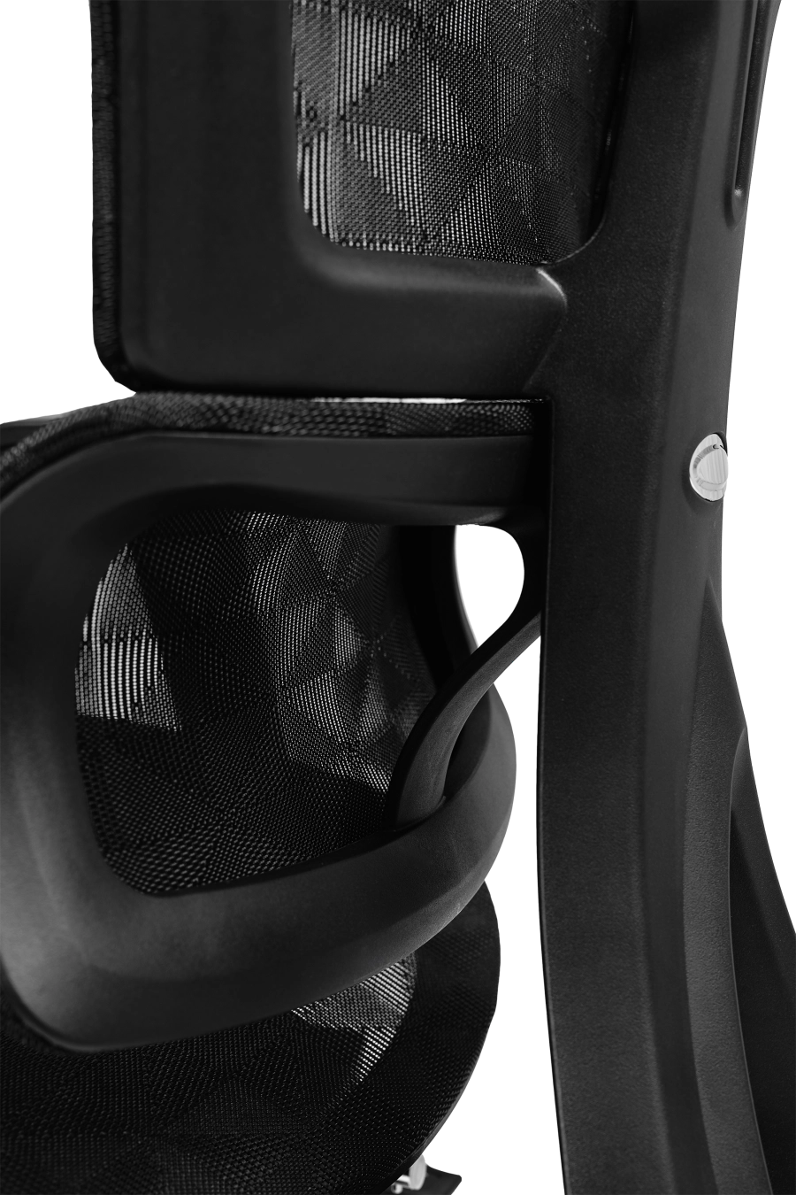 Napoli: CUSTÓ Napoli aduce confort complet cu plasă elastomerică atât pe șezut, cât și pe spătar, eliminând punctele de presiune și menținând fluxul de aer. Suportul lombar reglabil și tetiera 3D susțin poziția corectă, iar cotierele 3D se adaptează fiecărui task. Suportul extensibil pentru picioare îți oferă o poziție relaxată în timpul pauzelor, fără a părăsi biroul. Mecanismul sincron urmează mișcările naturale, reducând oboseala. Roțile din poliuretan protejează podeaua și alunecă fără zgomot. Ideal pentru proiecte maraton sau sesiuni de lucru prelungite.