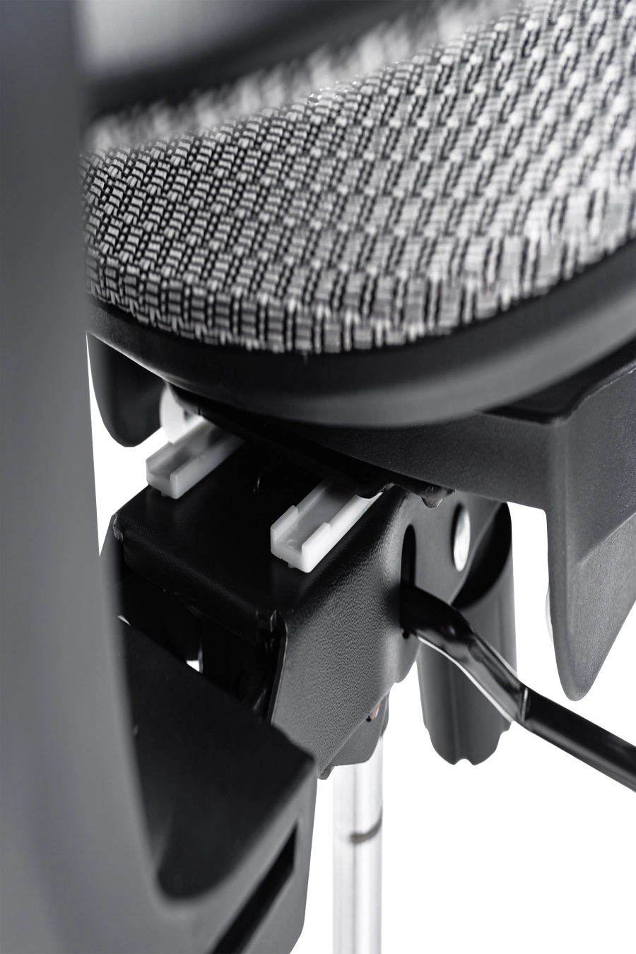 Split: CUSTÓ Split este echipat pentru versatilitate totală: plasă elastomerică ventilată, suport lombar reglabil, tetieră 3D și cotiere 3D pentru ajustare milimetrică. Reglarea pe înălțime a spătarului și șezutul glisant adaptă scaunul la orice statură. Suportul pentru picioare și umerașul integrat transformă spațiul într-o mini-zonă de relaxare fără a ieși din fluxul de lucru. Mecanismul sincron menține echilibrul ergonomic, iar roțile din poliuretan se mișcă lin pe pardoseală. Finisajul gri subtil se potrivește birourilor high-tech care favorizează soluții all-in-one.