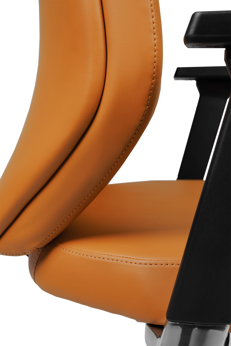 Barcelona: CUSTÓ Barcelona combină suplețea pielii artificiale de calitate premium cu avantajul cotierelor 3D, care se reglează rapid pe înălțime, adâncime și rotație pentru o postură relaxată la tastatură. Șezutul ergonomic este capitonat cu spumă de înaltă densitate, iar spătarul urmează linia spatelui, tetiera fixă susținând coloana cervicală în pauzele scurte. Mecanismul de balansare îți permite să alternezi între lucru intens și destindere. Accentele oranj energizează spațiul de lucru și adaugă personalitate fără a distrage atenția.