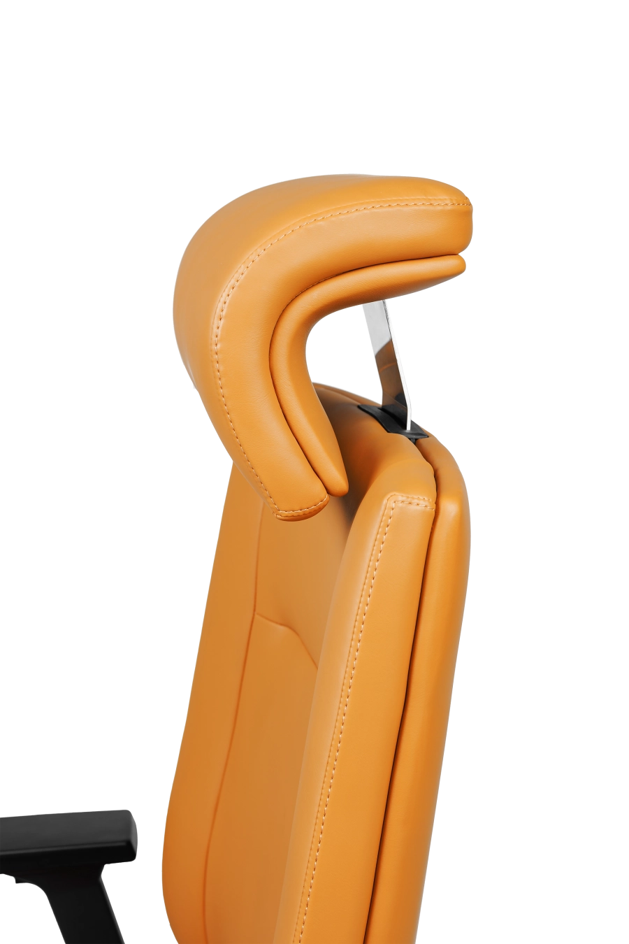 Barcelona: CUSTÓ Barcelona combină suplețea pielii artificiale de calitate premium cu avantajul cotierelor 3D, care se reglează rapid pe înălțime, adâncime și rotație pentru o postură relaxată la tastatură. Șezutul ergonomic este capitonat cu spumă de înaltă densitate, iar spătarul urmează linia spatelui, tetiera fixă susținând coloana cervicală în pauzele scurte. Mecanismul de balansare îți permite să alternezi între lucru intens și destindere. Accentele oranj energizează spațiul de lucru și adaugă personalitate fără a distrage atenția.