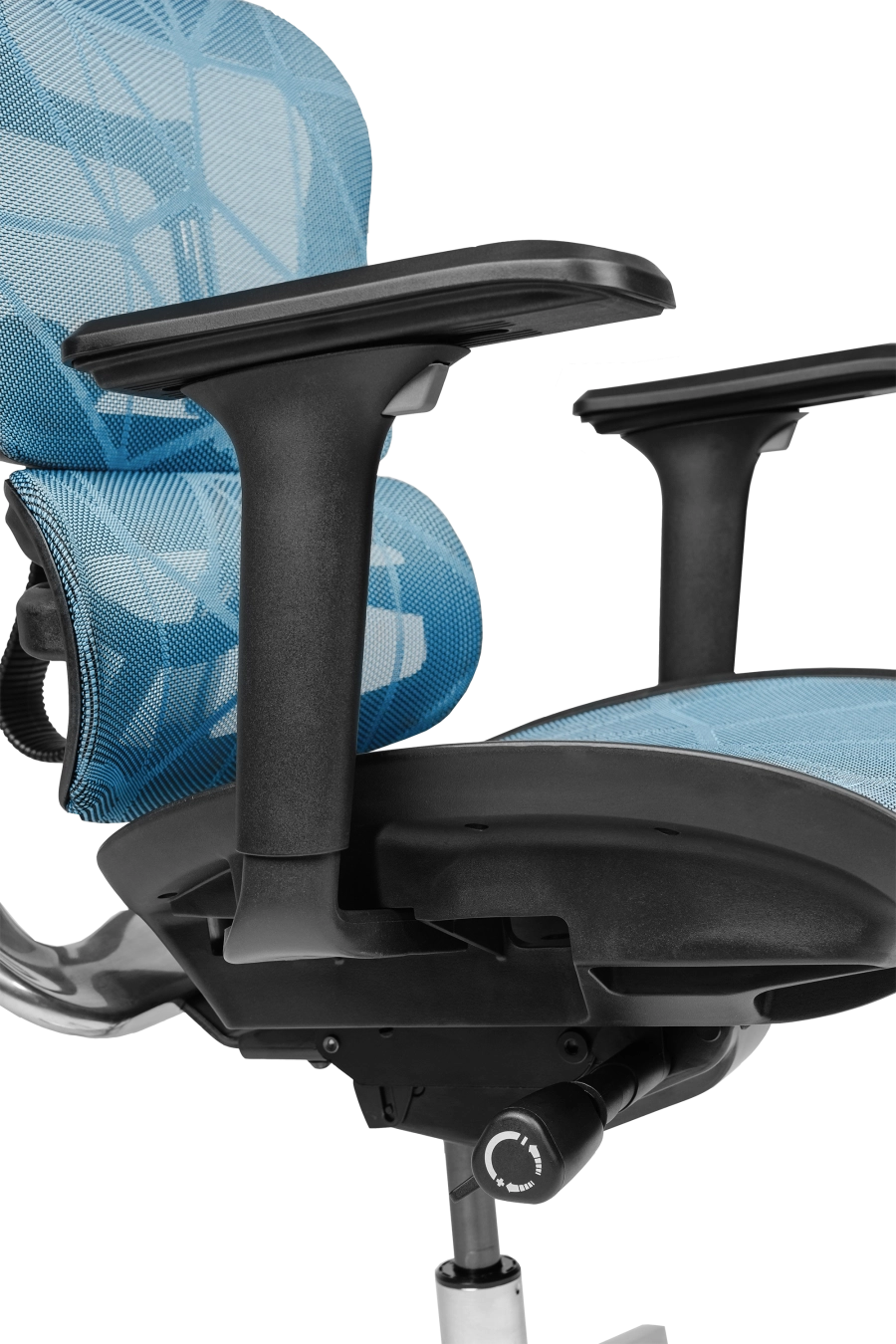 Torino: CUSTÓ Torino aduce ergonomie completă: spătar și șezut din plasă elastomerică pentru răcire constantă, spătar reglabil pe înălțime și șezut glisant pentru adâncime personalizată. Suportul lombar ajustabil reduce presiunea de pe coloană, iar tetiera 3D elimină tensiunea din zona cervicală. Cotierele 3D se adaptează tastării, prezentărilor și momentelor de relaxare. Mecanismul sincron urmărește mișcările naturale ale corpului, menținând postura corectă. Roțile din poliuretan alunecă silențios, protejând pardoseala. Finisajul albastru se potrivește spațiilor de lucru creative.