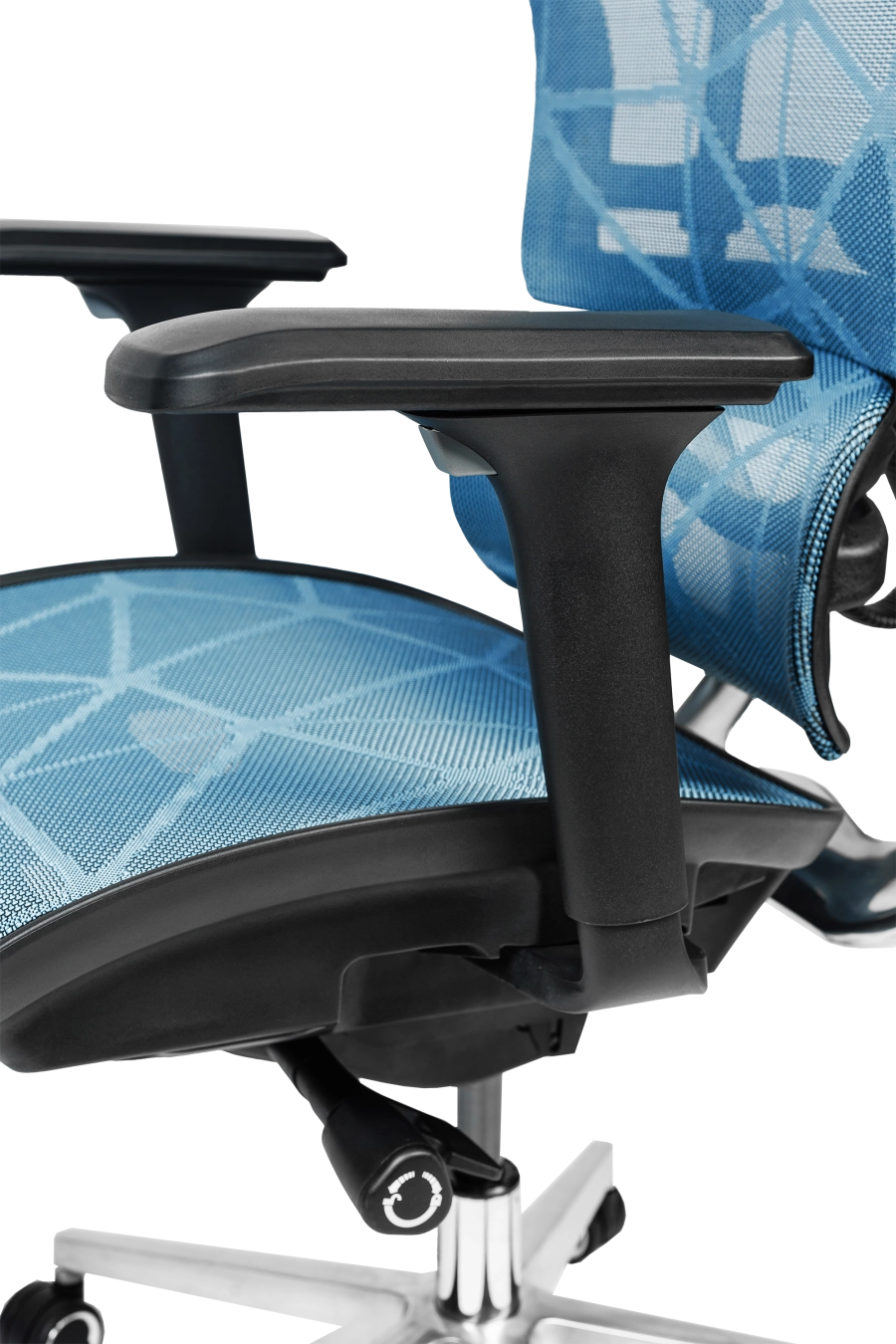 Torino: CUSTÓ Torino aduce ergonomie completă: spătar și șezut din plasă elastomerică pentru răcire constantă, spătar reglabil pe înălțime și șezut glisant pentru adâncime personalizată. Suportul lombar ajustabil reduce presiunea de pe coloană, iar tetiera 3D elimină tensiunea din zona cervicală. Cotierele 3D se adaptează tastării, prezentărilor și momentelor de relaxare. Mecanismul sincron urmărește mișcările naturale ale corpului, menținând postura corectă. Roțile din poliuretan alunecă silențios, protejând pardoseala. Finisajul albastru se potrivește spațiilor de lucru creative.