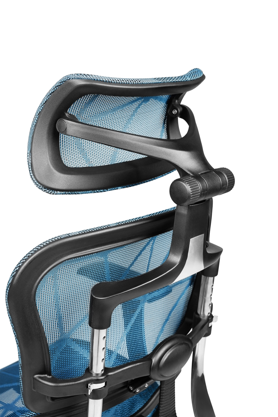 Torino: CUSTÓ Torino aduce ergonomie completă: spătar și șezut din plasă elastomerică pentru răcire constantă, spătar reglabil pe înălțime și șezut glisant pentru adâncime personalizată. Suportul lombar ajustabil reduce presiunea de pe coloană, iar tetiera 3D elimină tensiunea din zona cervicală. Cotierele 3D se adaptează tastării, prezentărilor și momentelor de relaxare. Mecanismul sincron urmărește mișcările naturale ale corpului, menținând postura corectă. Roțile din poliuretan alunecă silențios, protejând pardoseala. Finisajul albastru se potrivește spațiilor de lucru creative.