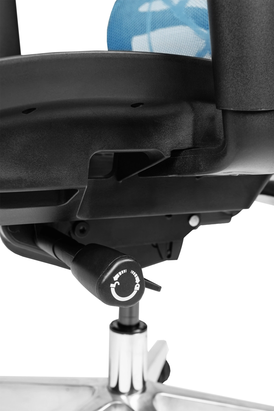 Torino: CUSTÓ Torino aduce ergonomie completă: spătar și șezut din plasă elastomerică pentru răcire constantă, spătar reglabil pe înălțime și șezut glisant pentru adâncime personalizată. Suportul lombar ajustabil reduce presiunea de pe coloană, iar tetiera 3D elimină tensiunea din zona cervicală. Cotierele 3D se adaptează tastării, prezentărilor și momentelor de relaxare. Mecanismul sincron urmărește mișcările naturale ale corpului, menținând postura corectă. Roțile din poliuretan alunecă silențios, protejând pardoseala. Finisajul albastru se potrivește spațiilor de lucru creative.