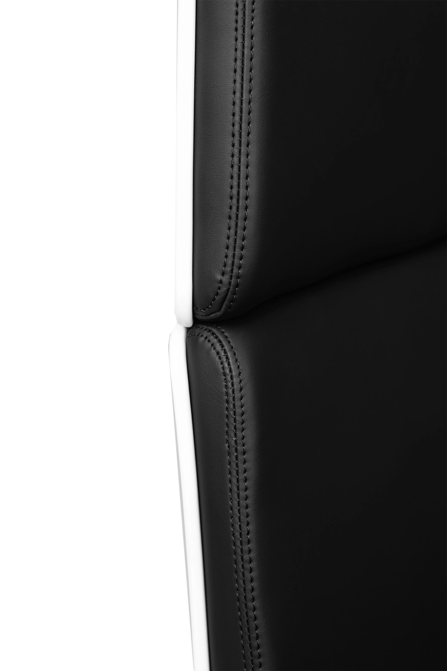 Houston: CUSTÓ Houston se concentrează pe simplitate și durabilitate: șezut și spătar din piele artificială de calitate premium, culoare neagră, ușor de curățat și rezistentă la uzură. Cadru rotativ robust, structură de tip monobloc. Cotierele fixe stabilizează antebrațele, reducând tensiunea în umeri. Spătarul înalt susține zona cervicală, iar mecanismul de balans facilitează micro-pauzele active. Designul minimalist și sobru se potrivește perfect spațiilor directoriale.