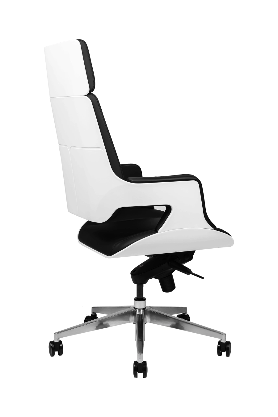 Houston: CUSTÓ Houston se concentrează pe simplitate și durabilitate: șezut și spătar din piele artificială de calitate premium, culoare neagră, ușor de curățat și rezistentă la uzură. Cadru rotativ robust, structură de tip monobloc. Cotierele fixe stabilizează antebrațele, reducând tensiunea în umeri. Spătarul înalt susține zona cervicală, iar mecanismul de balans facilitează micro-pauzele active. Designul minimalist și sobru se potrivește perfect spațiilor directoriale.