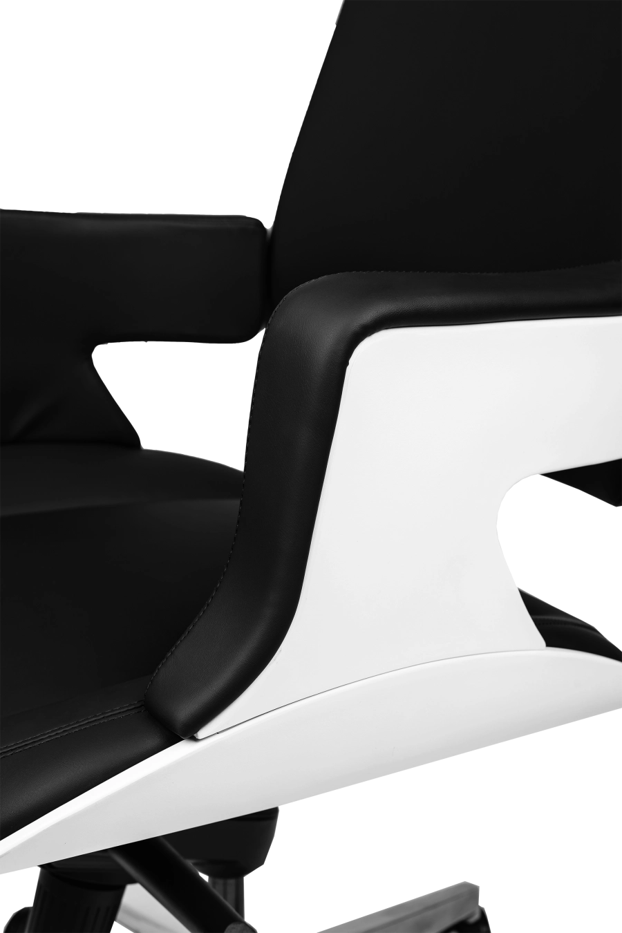 Houston: CUSTÓ Houston se concentrează pe simplitate și durabilitate: șezut și spătar din piele artificială de calitate premium, culoare neagră, ușor de curățat și rezistentă la uzură. Cadru rotativ robust, structură de tip monobloc. Cotierele fixe stabilizează antebrațele, reducând tensiunea în umeri. Spătarul înalt susține zona cervicală, iar mecanismul de balans facilitează micro-pauzele active. Designul minimalist și sobru se potrivește perfect spațiilor directoriale.