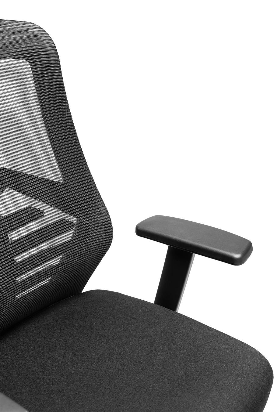 Monza: Fotoliul CUSTÓ Monza îmbină eleganţa discretă cu funcţionalitatea avansată: șezutul tapiţat din stofă asigură o priză confortabilă imediat ce te aşezi, iar spătarul din plasă elastomerică permite o ventilare eficientă pe durata întregii zile de lucru. Tetiera reglabilă pe înălţime și unghi oferă suport optim pentru cap şi gât, în timp ce suportul lombar fix îţi menţine postura corectă în intervale prelungite de activitate. Cotierele ajustabile pe înălţime se adaptează nevoilor tale în timpul conferinţelor, discuțiilor la masă sau al schimbării rapide între birou şi spaţiul de relaxare. Mecanismul sincron confirmă angajamentul pentru ergonomie, iar baza stelată din oțel cromat, combinată cu role din poliuretan, garantează mobilitate lină și stabilitate solidă pe diferite tipuri de suprafețe. O alegere ideală pentru birouri executive sau spaţii profesionale unde confortul şi profesionalismul merg mână în mână.