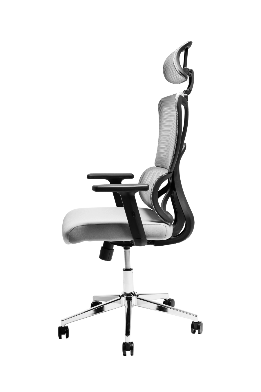 Cordoba: CUSTÓ Cordoba combină eleganţa minimalistă cu ergonomia avansată: şezutul tapitat din stofă conferă confort imediat, iar spătarul din plasă elastomerică asigură o ventilaţie eficientă pe durata întregii zile de lucru. Tetiera reglabilă 3D îţi permite ajustări fine în înălţime, adâncime şi unghi, pentru o susţinere optimă a capului şi gâtului. Suportul lombar fix menţine postura corectă fără efort suplimentar. Cotierele ajustabile pe înălţime se pliază pe nevoile tale — fie în intervale de concentrare, fie în momente de relaxare la birou. Mecanismul sincron cu blocare într-o poziţie şi baza stelată din oţel cromat, împreună cu rolele din poliuretan, garantează mobilitate lină şi stabilitate solidă pe diferite tipuri de suprafeţe. Culoarea gri adaugă o notă sobru-executivă, perfect integrabil în spaţii profesionale unde stilul şi confortul merg mână în mână.