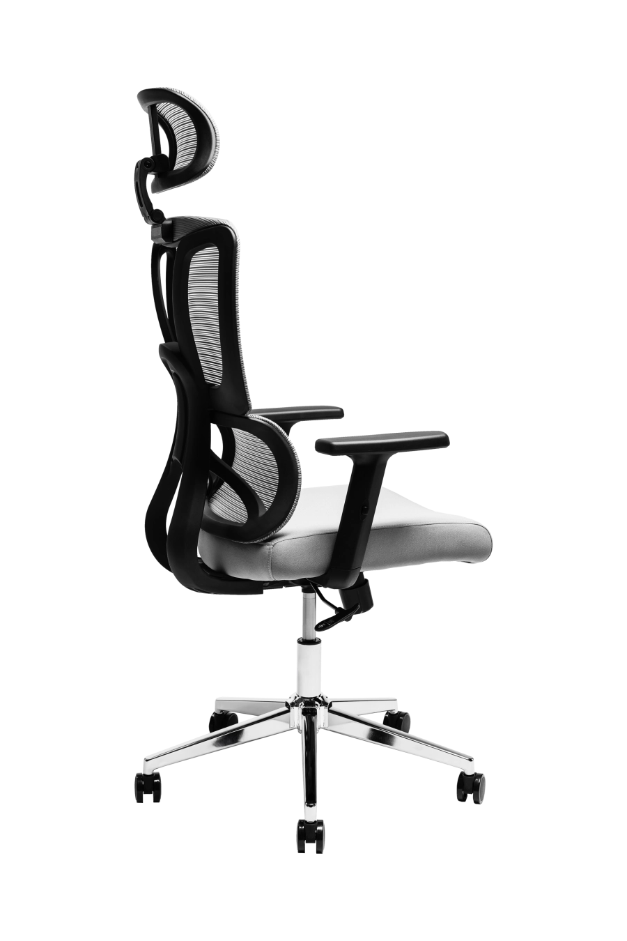 Cordoba: CUSTÓ Cordoba combină eleganţa minimalistă cu ergonomia avansată: şezutul tapitat din stofă conferă confort imediat, iar spătarul din plasă elastomerică asigură o ventilaţie eficientă pe durata întregii zile de lucru. Tetiera reglabilă 3D îţi permite ajustări fine în înălţime, adâncime şi unghi, pentru o susţinere optimă a capului şi gâtului. Suportul lombar fix menţine postura corectă fără efort suplimentar. Cotierele ajustabile pe înălţime se pliază pe nevoile tale — fie în intervale de concentrare, fie în momente de relaxare la birou. Mecanismul sincron cu blocare într-o poziţie şi baza stelată din oţel cromat, împreună cu rolele din poliuretan, garantează mobilitate lină şi stabilitate solidă pe diferite tipuri de suprafeţe. Culoarea gri adaugă o notă sobru-executivă, perfect integrabil în spaţii profesionale unde stilul şi confortul merg mână în mână.