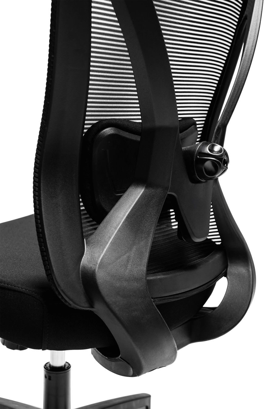 Belfast: CUSTÓ Belfast aduce un nivel superior de ergonomie și rafinament profesional, creat pentru cei care petrec mult timp la birou. Șezutul tapițat din stofă oferă confort uniform și susținere corectă, iar spătarul din plasă elastomerică menține o circulație optimă a aerului pe durata întregii zile. Suportul lombar reglabil 2D permite adaptarea individuală la forma spatelui, reducând tensiunea în zona inferioară. Tetiera reglabilă 3D — pe înălțime, adâncime și unghi — oferă susținere personalizată pentru cap și gât, în timp ce cotierele ajustabile pe înălțime facilitează o poziție naturală a brațelor în orice tip de activitate. Mecanismul sincron asigură libertate de mișcare și echilibru, iar baza solidă din oțel cromat, completată de roțile din poliuretan, garantează stabilitate și deplasare lină. Designul all-black emană eleganță sobră și autoritate, potrivit mediilor executive unde confortul și profesionalismul merg perfect împreună.