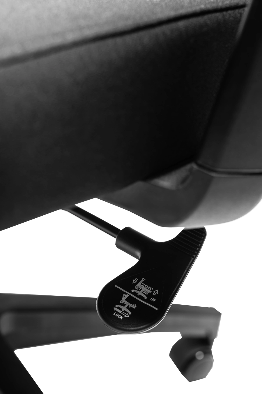 Belfast: CUSTÓ Belfast aduce un nivel superior de ergonomie și rafinament profesional, creat pentru cei care petrec mult timp la birou. Șezutul tapițat din stofă oferă confort uniform și susținere corectă, iar spătarul din plasă elastomerică menține o circulație optimă a aerului pe durata întregii zile. Suportul lombar reglabil 2D permite adaptarea individuală la forma spatelui, reducând tensiunea în zona inferioară. Tetiera reglabilă 3D — pe înălțime, adâncime și unghi — oferă susținere personalizată pentru cap și gât, în timp ce cotierele ajustabile pe înălțime facilitează o poziție naturală a brațelor în orice tip de activitate. Mecanismul sincron asigură libertate de mișcare și echilibru, iar baza solidă din oțel cromat, completată de roțile din poliuretan, garantează stabilitate și deplasare lină. Designul all-black emană eleganță sobră și autoritate, potrivit mediilor executive unde confortul și profesionalismul merg perfect împreună.