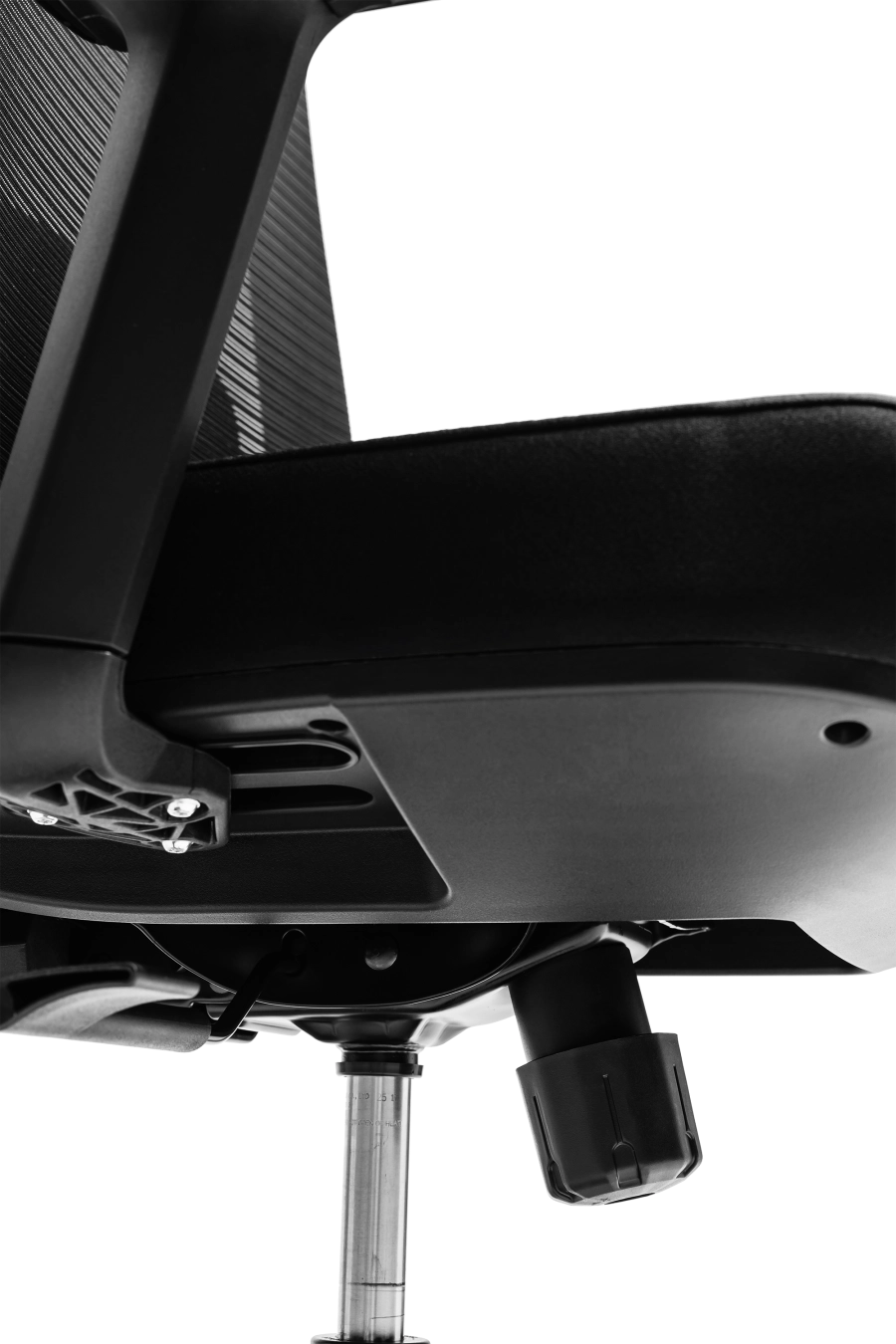 Bergamo: CUSTÓ Bergamo îmbină performanța ergonomicii cu designul modern: șezutul tapițat din stofă oferă confort constant, iar spătarul din plasă elastomerică asigură o ventilație optimă pe durata întregii zile de lucru. Suportul lombar reglabil 3D permite ajustarea pe înălțime, adâncime și adâncire, adaptându-se perfect curburii naturale a spatelui și reducând tensiunea în zona inferioară. Tetiera reglabilă pe înălțime oferă susținere suplimentară pentru cap și gât, iar cotierele reglabile 3D permit ajustarea în înălțime, adâncire și lățime, asigurând o poziție naturală a brațelor în orice activitate. Mecanismul sincron cu blocare într-o poziție și baza stelată din plastic dur, echipată cu roți din poliuretan, garantează stabilitate și mobilitate lină pe diferite tipuri de suprafețe. Designul all-black conferă o notă sobru-executivă, potrivită pentru spații profesionale unde confortul și profesionalismul sunt esențiale.