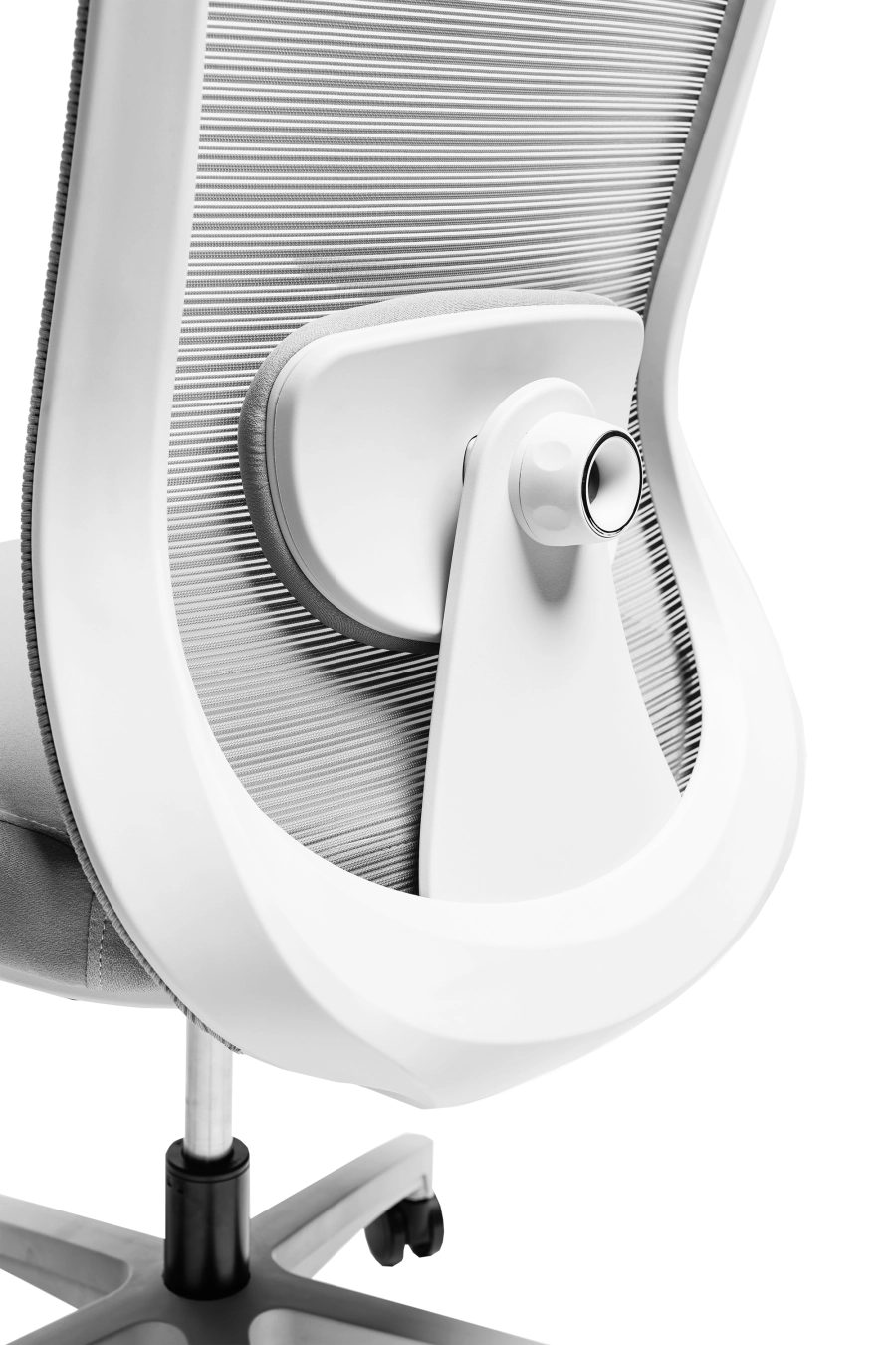 Bergamo: CUSTÓ Bergamo îmbină performanța ergonomicii cu designul modern: șezutul tapițat din stofă oferă confort constant, iar spătarul din plasă elastomerică asigură o ventilație optimă pe durata întregii zile de lucru. Suportul lombar reglabil 3D permite ajustarea pe înălțime, adâncime și adâncire, adaptându-se perfect curburii naturale a spatelui și reducând tensiunea în zona inferioară. Tetiera reglabilă pe înălțime oferă susținere suplimentară pentru cap și gât, iar cotierele reglabile 3D permit ajustarea în înălțime, adâncire și lățime, asigurând o poziție naturală a brațelor în orice activitate. Mecanismul sincron cu blocare într-o poziție și baza stelată din plastic dur, echipată cu roți din poliuretan, garantează stabilitate și mobilitate lină pe diferite tipuri de suprafețe. Designul gri conferă o notă sobru-executivă, potrivită pentru spații profesionale unde confortul și profesionalismul sunt esențiale.