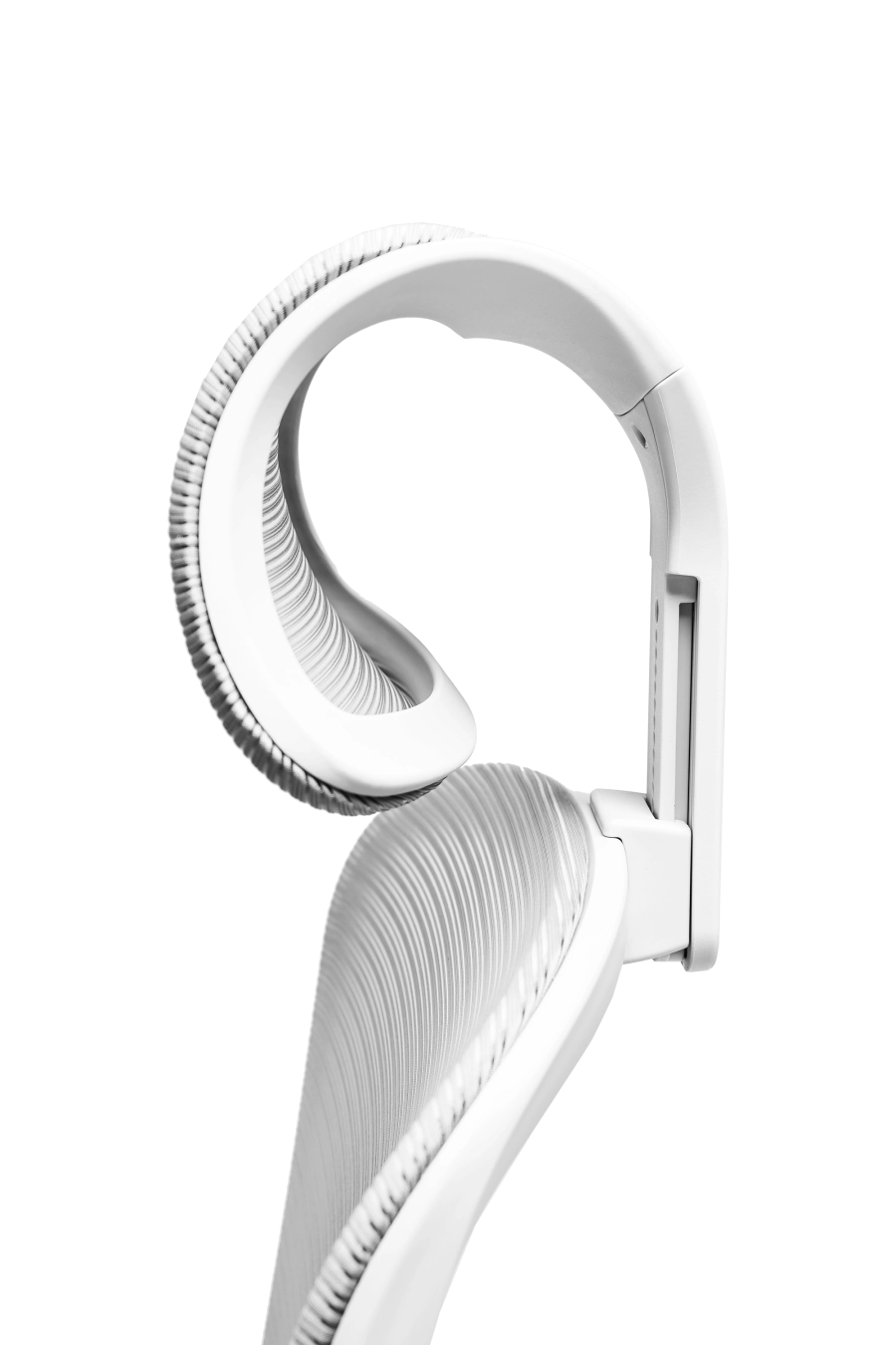 Bergamo: CUSTÓ Bergamo îmbină performanța ergonomicii cu designul modern: șezutul tapițat din stofă oferă confort constant, iar spătarul din plasă elastomerică asigură o ventilație optimă pe durata întregii zile de lucru. Suportul lombar reglabil 3D permite ajustarea pe înălțime, adâncime și adâncire, adaptându-se perfect curburii naturale a spatelui și reducând tensiunea în zona inferioară. Tetiera reglabilă pe înălțime oferă susținere suplimentară pentru cap și gât, iar cotierele reglabile 3D permit ajustarea în înălțime, adâncire și lățime, asigurând o poziție naturală a brațelor în orice activitate. Mecanismul sincron cu blocare într-o poziție și baza stelată din plastic dur, echipată cu roți din poliuretan, garantează stabilitate și mobilitate lină pe diferite tipuri de suprafețe. Designul gri conferă o notă sobru-executivă, potrivită pentru spații profesionale unde confortul și profesionalismul sunt esențiale.