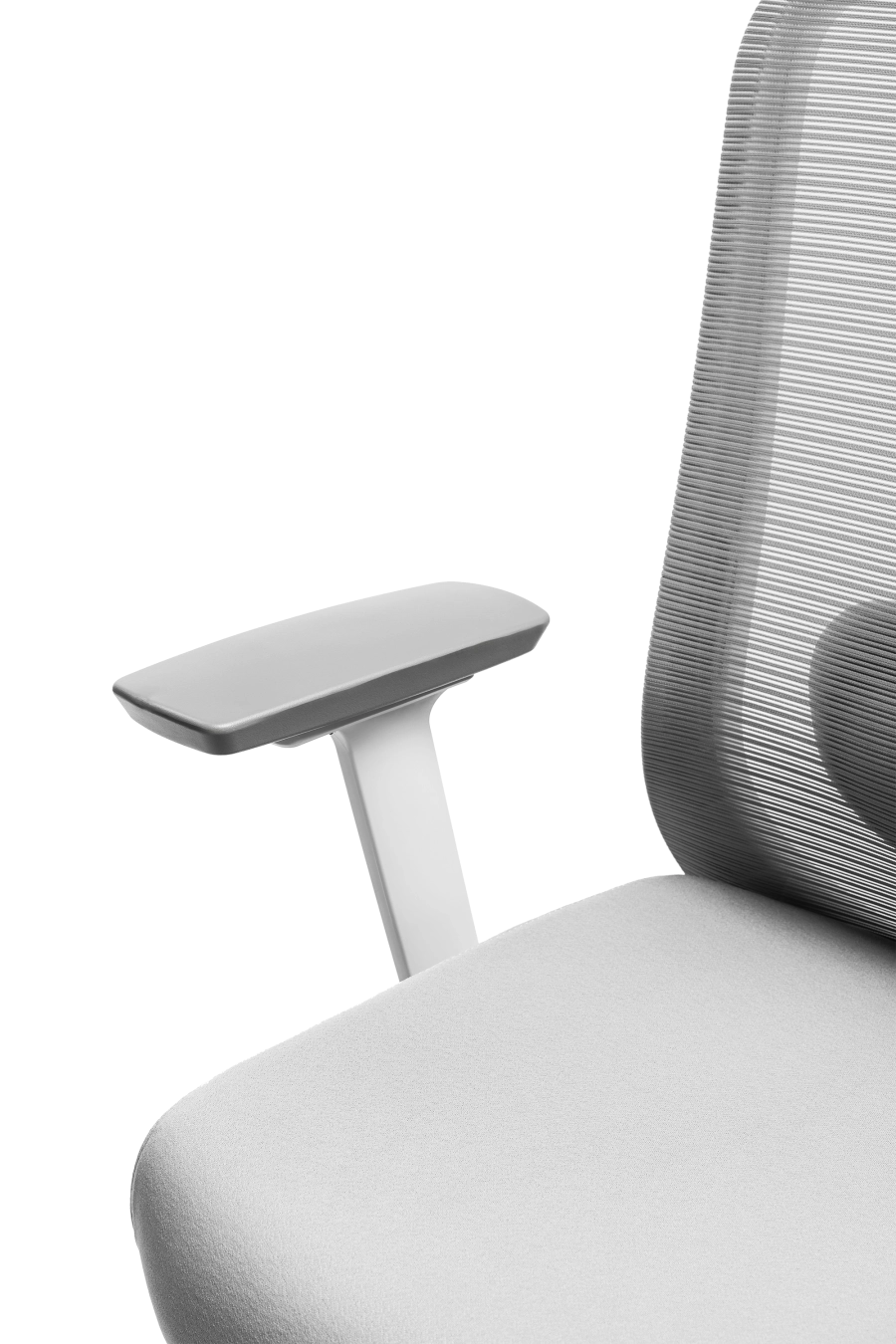 Bergamo: CUSTÓ Bergamo îmbină performanța ergonomicii cu designul modern: șezutul tapițat din stofă oferă confort constant, iar spătarul din plasă elastomerică asigură o ventilație optimă pe durata întregii zile de lucru. Suportul lombar reglabil 3D permite ajustarea pe înălțime, adâncime și adâncire, adaptându-se perfect curburii naturale a spatelui și reducând tensiunea în zona inferioară. Tetiera reglabilă pe înălțime oferă susținere suplimentară pentru cap și gât, iar cotierele reglabile 3D permit ajustarea în înălțime, adâncire și lățime, asigurând o poziție naturală a brațelor în orice activitate. Mecanismul sincron cu blocare într-o poziție și baza stelată din plastic dur, echipată cu roți din poliuretan, garantează stabilitate și mobilitate lină pe diferite tipuri de suprafețe. Designul gri conferă o notă sobru-executivă, potrivită pentru spații profesionale unde confortul și profesionalismul sunt esențiale.